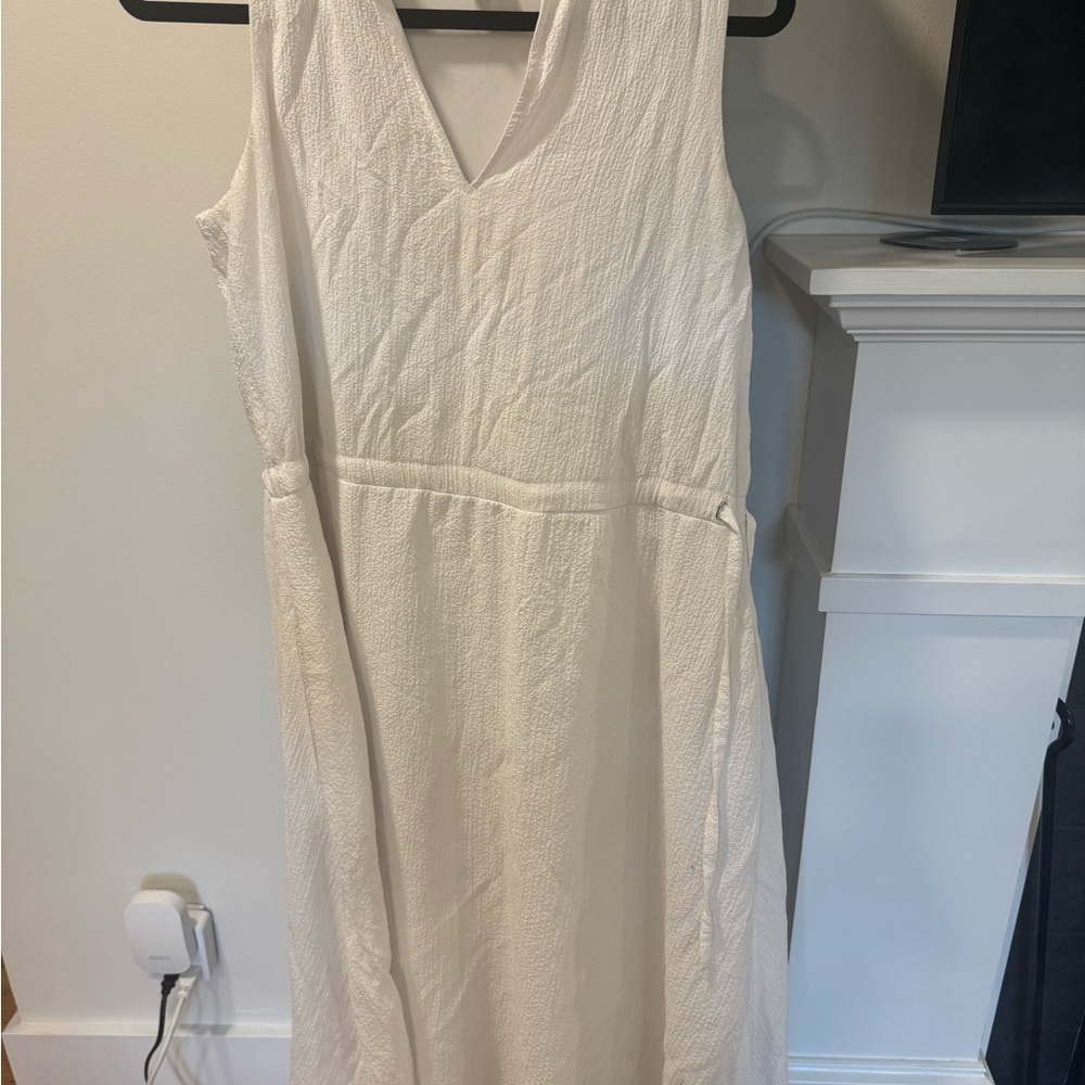 Anne Klein Ivory V-Neck Blouse Size 8. No defects.